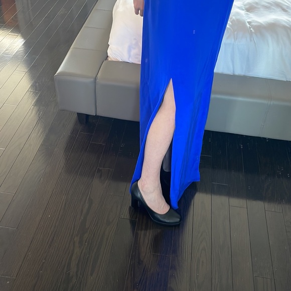 Beautiful dress gorgeous with the wind and all the layers - Picture 3 of 8